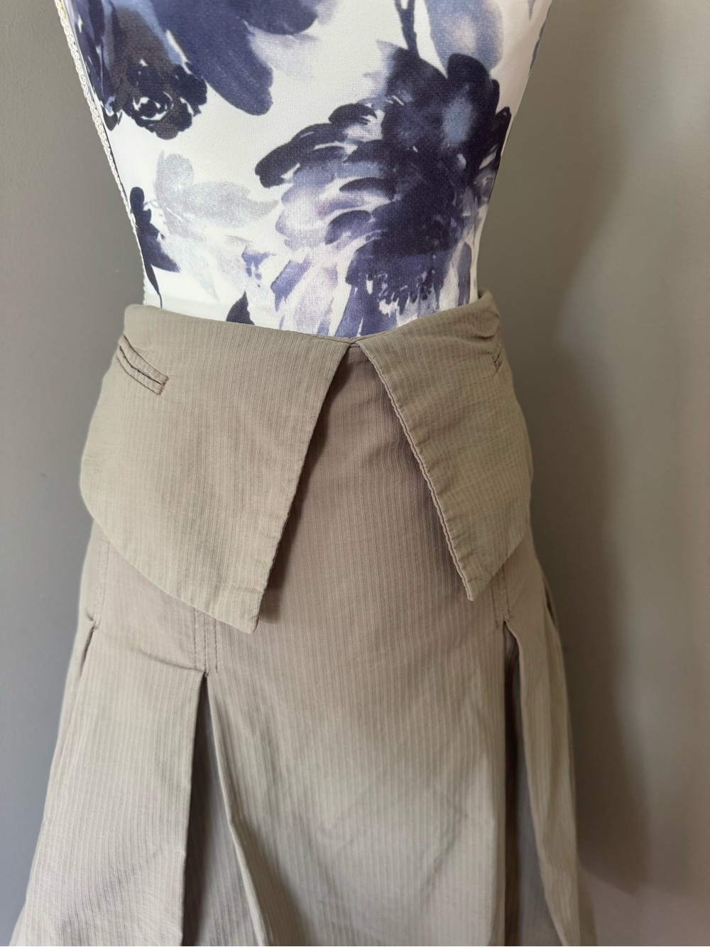 SUB.R High-Waist A-Line Bubble Hem Midi Skirt in Khaki - Picture 3 of 10